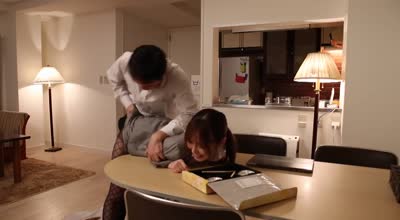 XVSR-274AV悬案之受辱的人妻家暴的老公以及甘心做舔狗的同事