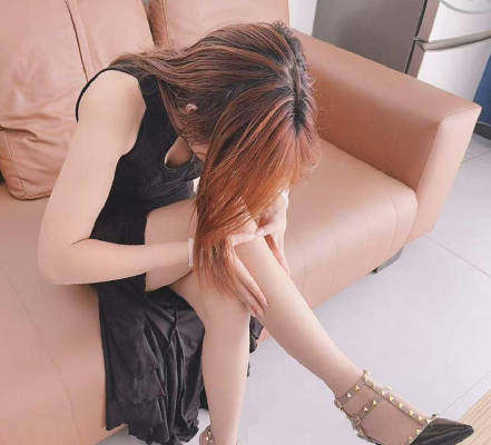 海角社区.嫂子网贷逾期一天着急用钱趁机玩弄嫂子把她操到叫老公